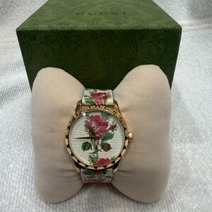 Gucci Blooms Women's Watch with Floral Design - Gold and Pink